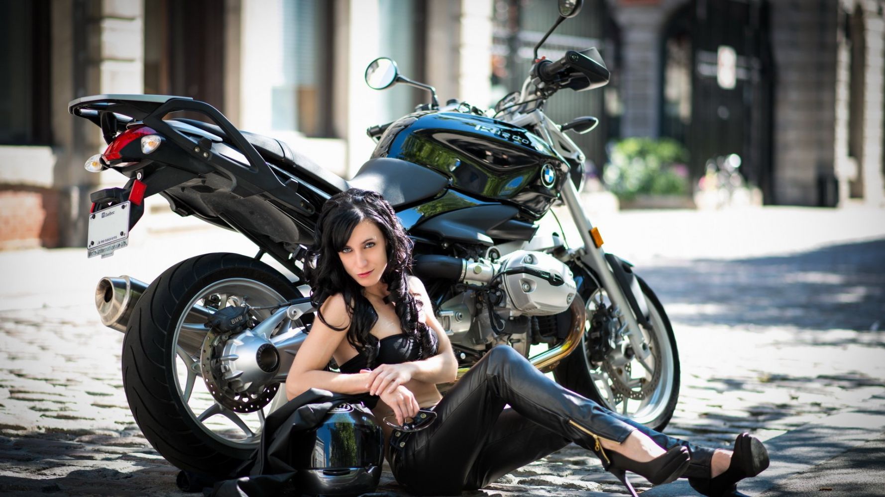 European women on bikes in Tunliao