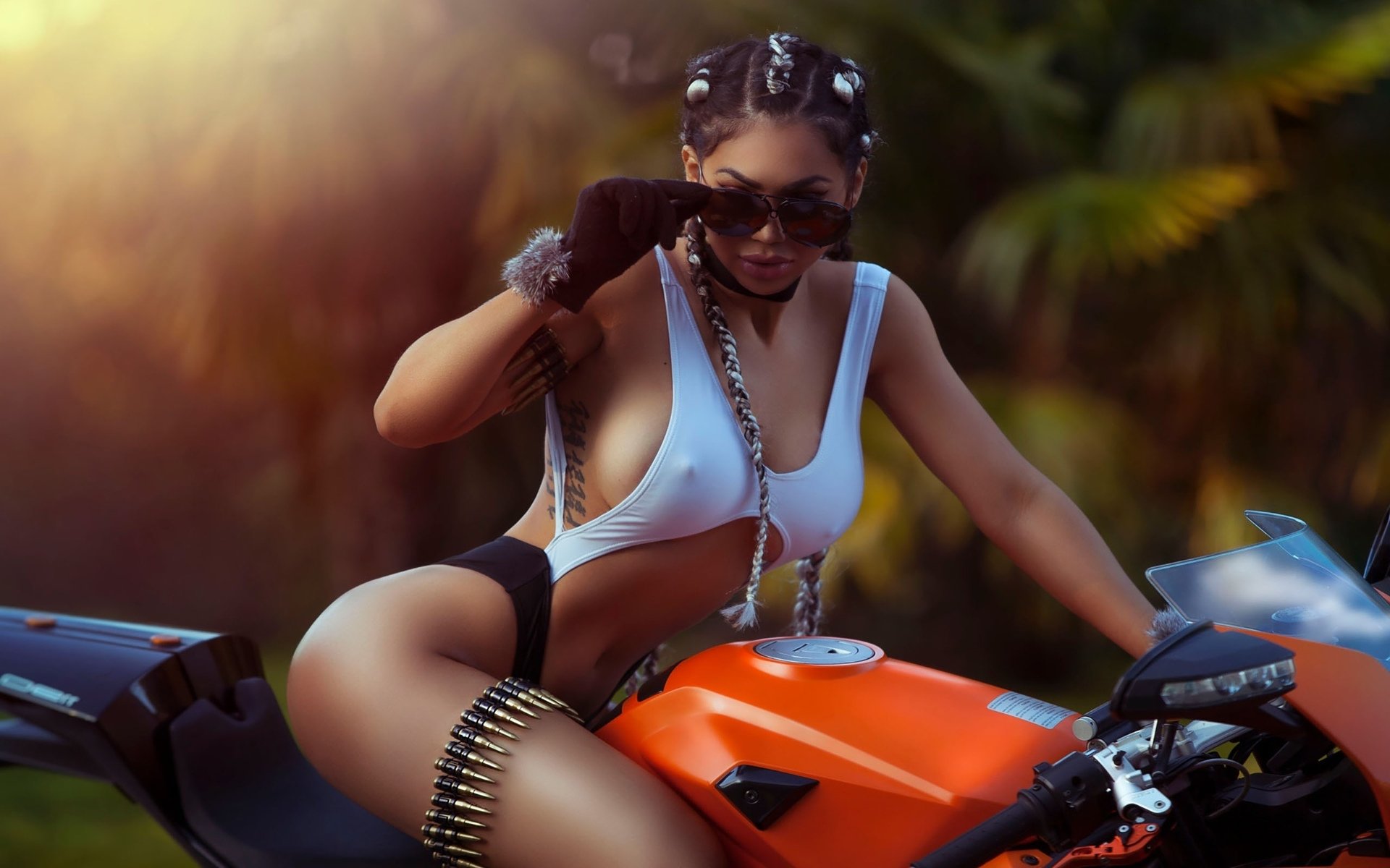 Girls with tattoos and motorcycles in Tunliao