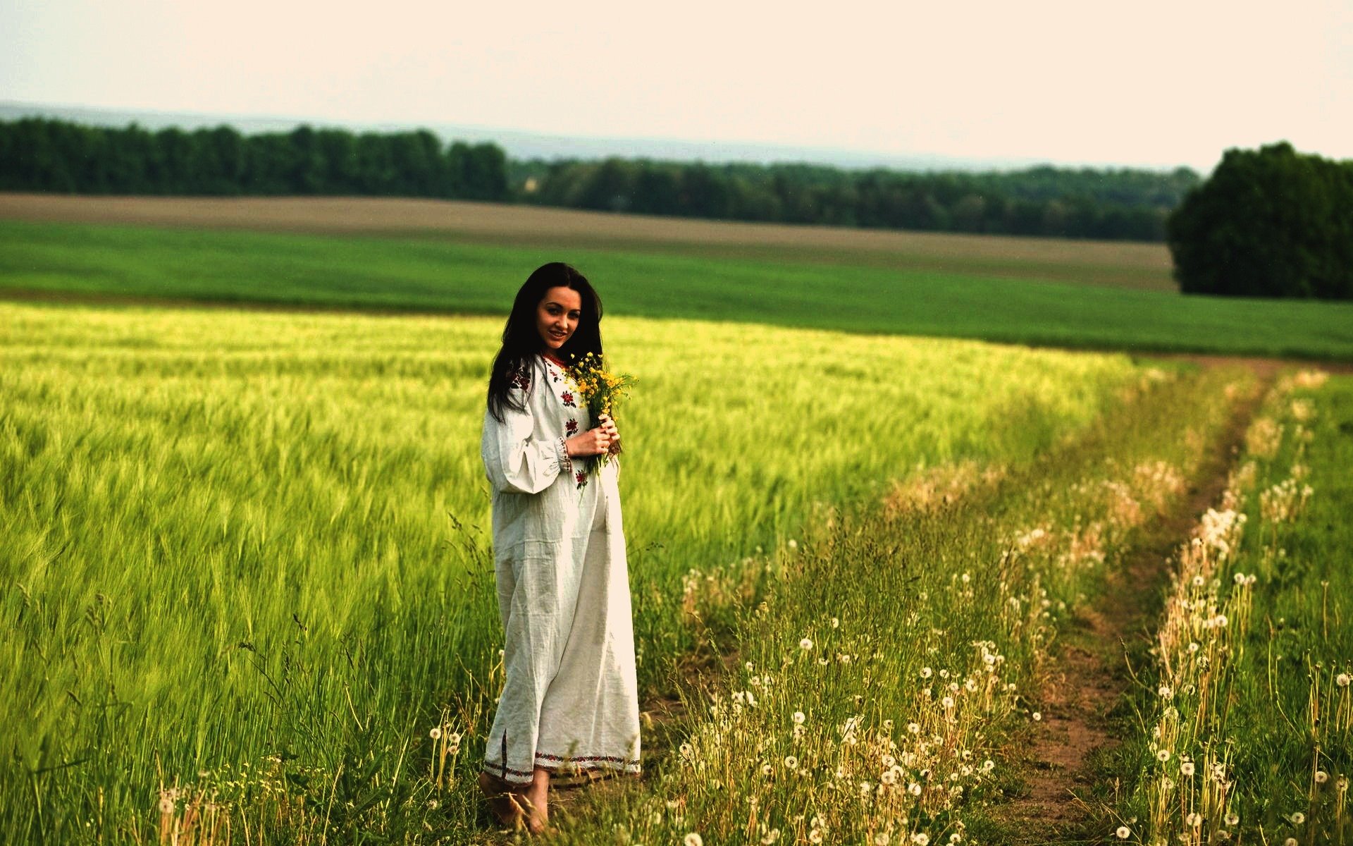 Women in Slavic costumes in Tunliao