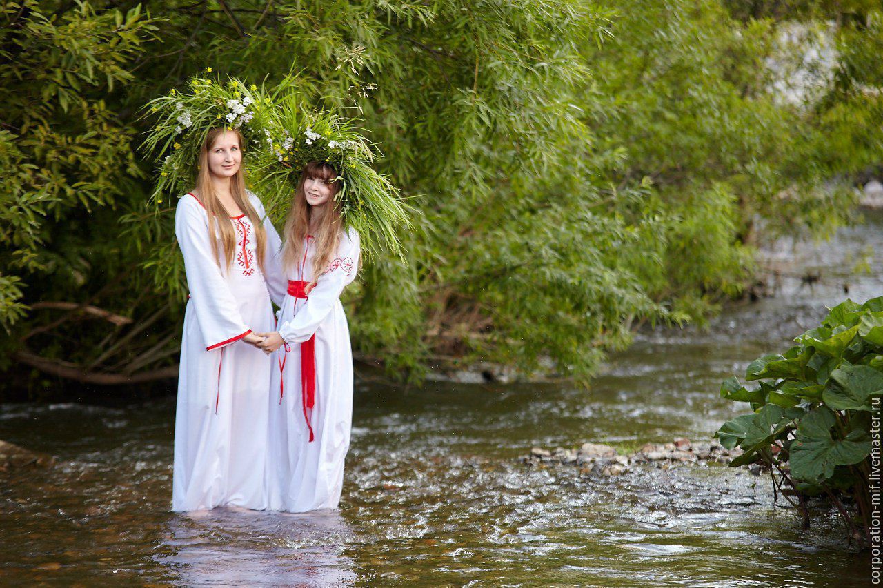 Women in Slavic costumes in Tunliao
