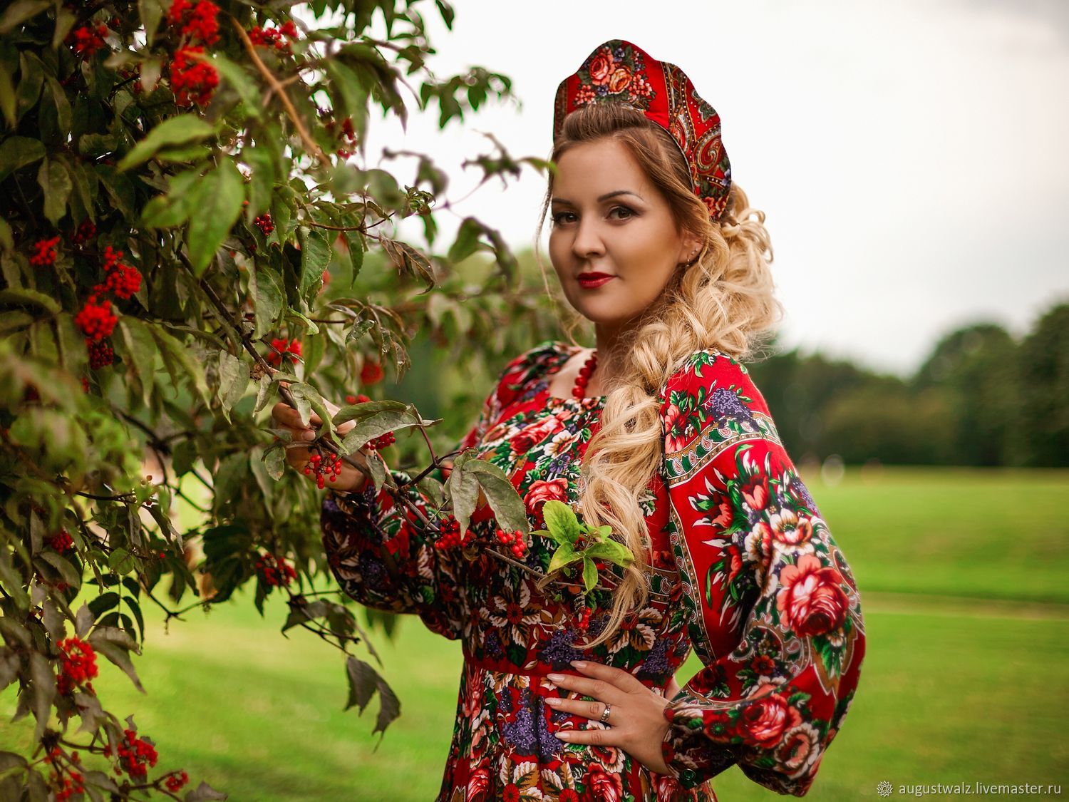 Women in Slavic costumes in Tunliao
