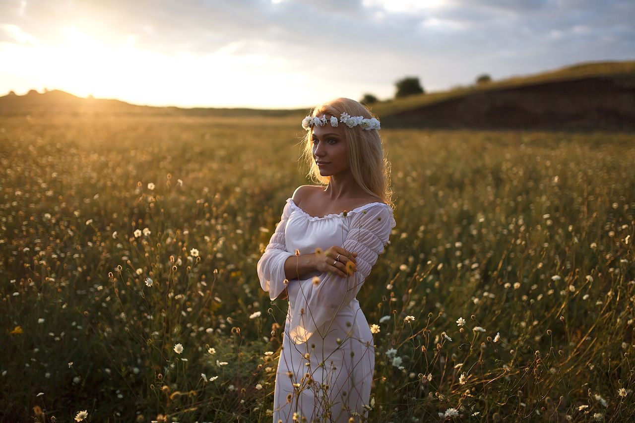 Girls in Slavic costumes in Tunliao