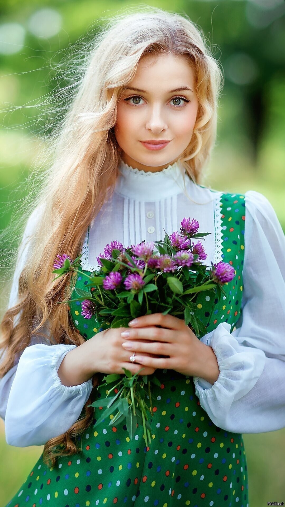 Girls in Slavic costumes in Tunliao